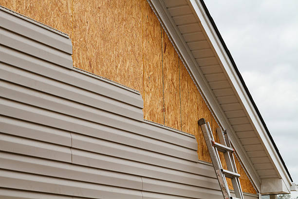 Professional Siding Contractor technician working in Lakewood, SC